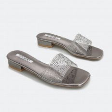 Low-heeled slide slippers...