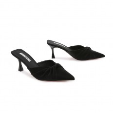 Medium-heeled slippers...
