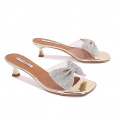 Low-heel slippers decorated...