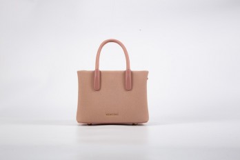 AA012403021 A distinctive...