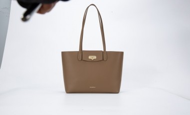 GS012312045 Medium-sized...