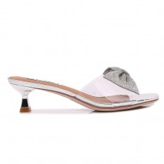 Low-heel slippers decorated...