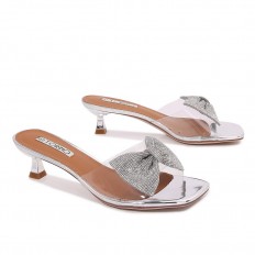 Low-heel slippers decorated...