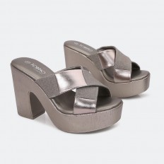 SLIPPER WITH STRIPS OF LEATHER