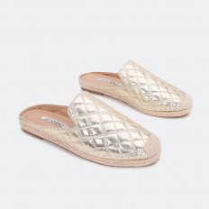 Flat slippers with closed toe