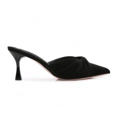 Medium-heeled slippers...