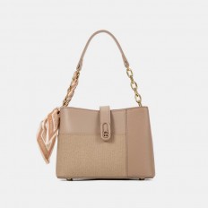 AA012405060 A bag with...