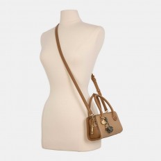 AA012503191 A luxurious bag...