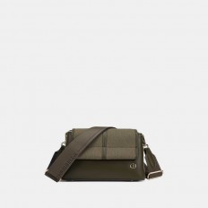 AA012502013 A stylish bag...