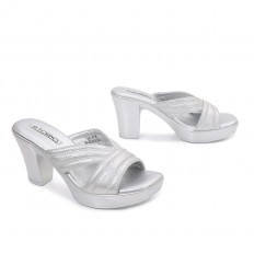 Squared open toe slippers...