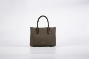 AA012403021 A distinctive...