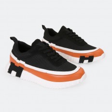 DY698 sports shoe with a...