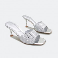 Shiny evening stiletto...