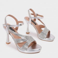 WSQ717 Sandal with a modern...