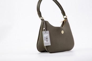 AA012404118 A small bag...