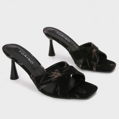 QXQ1835 heels with a unique...