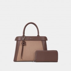 JF012507011 A trendy bag in...
