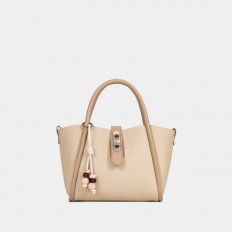 BX012509110 A stylish,...